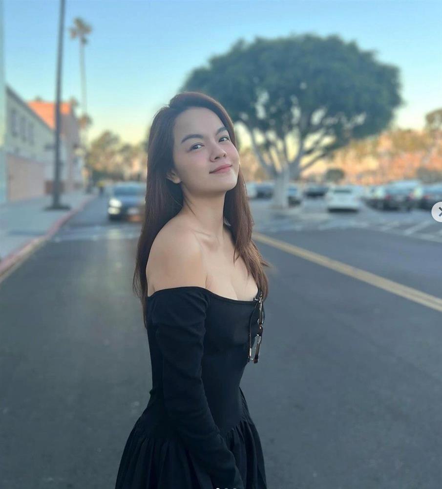 Phạm Quỳnh Anh mặc yếm khoét cao, khoe trọn bờ vai trần, tấm lưng ong nõn nà-7