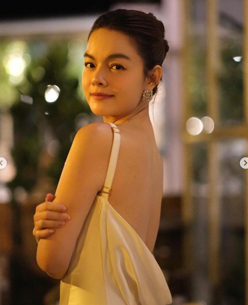 Phạm Quỳnh Anh mặc yếm khoét cao, khoe trọn bờ vai trần, tấm lưng ong nõn nà-8