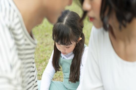 Nghe con gái kể chuyện cãi nhau với bạn ở lớp, tôi suýt ngất khi phát hiện chồng ngoại tình nhờ chi tiết éo le