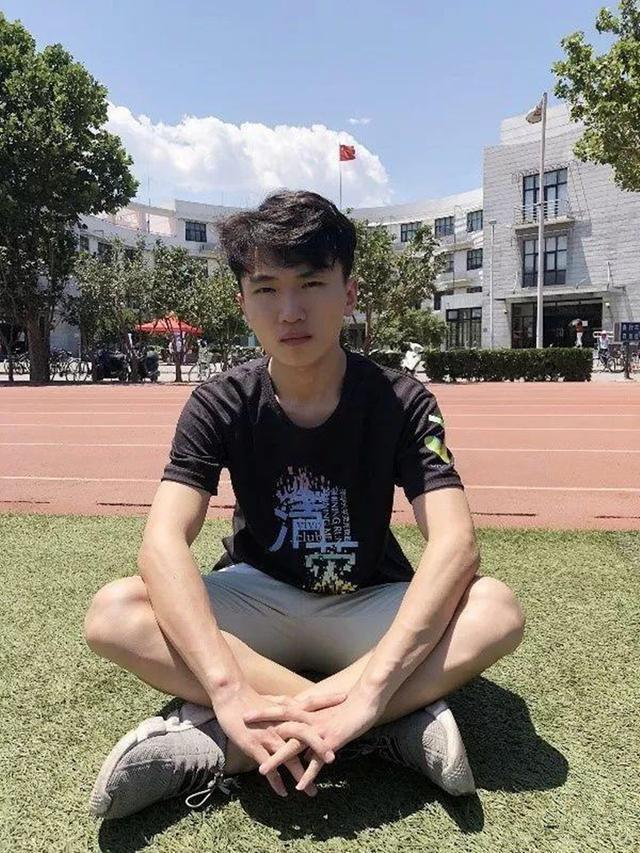 Bố vác 10 tấn cát/ngày nuôi con đỗ đại học top 1 châu Á, chàng trai giờ ra sao?-1