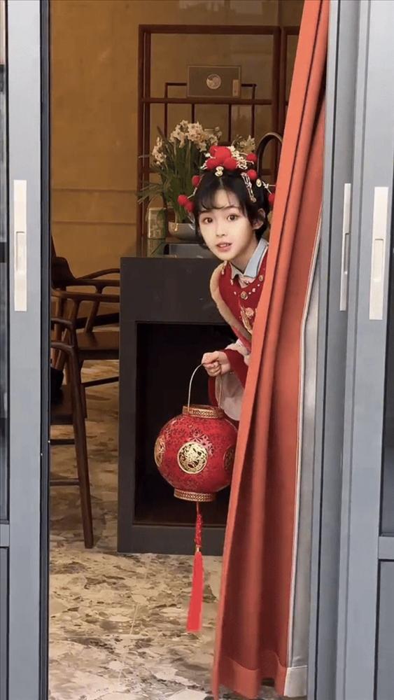 Bé gái 10 tuổi trở thành influencer hàng đầu tại Trung Quốc, được mệnh danh là tiểu công chúa nhờ loạt video biến hình triệu view-2