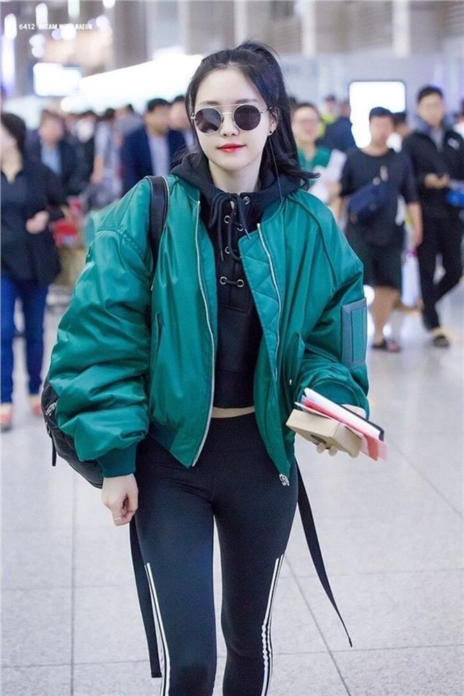 Khi mặc áo khoác ngoài nên kết hợp với quần bó sát hay quần ống rộng?-2