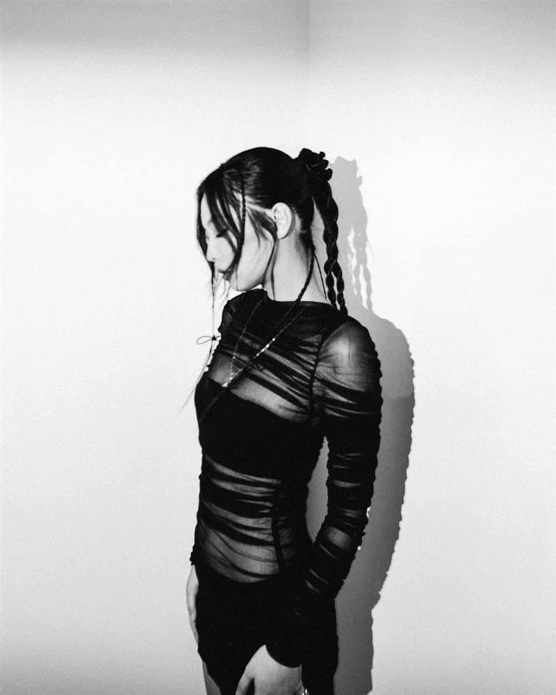 Jennie (BlackPink) diện váy xuyên thấu-2