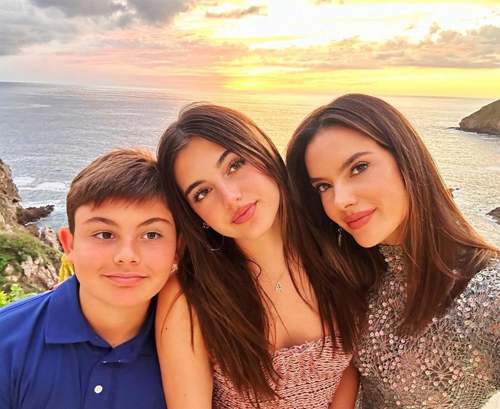 Ngoại hình tuổi 16 của con gái siêu mẫu nội y-2