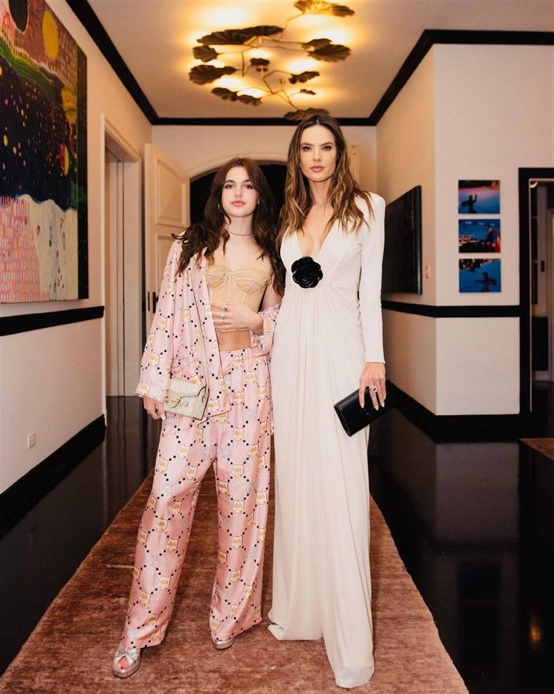 Ngoại hình tuổi 16 của con gái siêu mẫu nội y-5