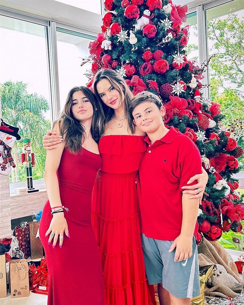 Ngoại hình tuổi 16 của con gái siêu mẫu nội y-6