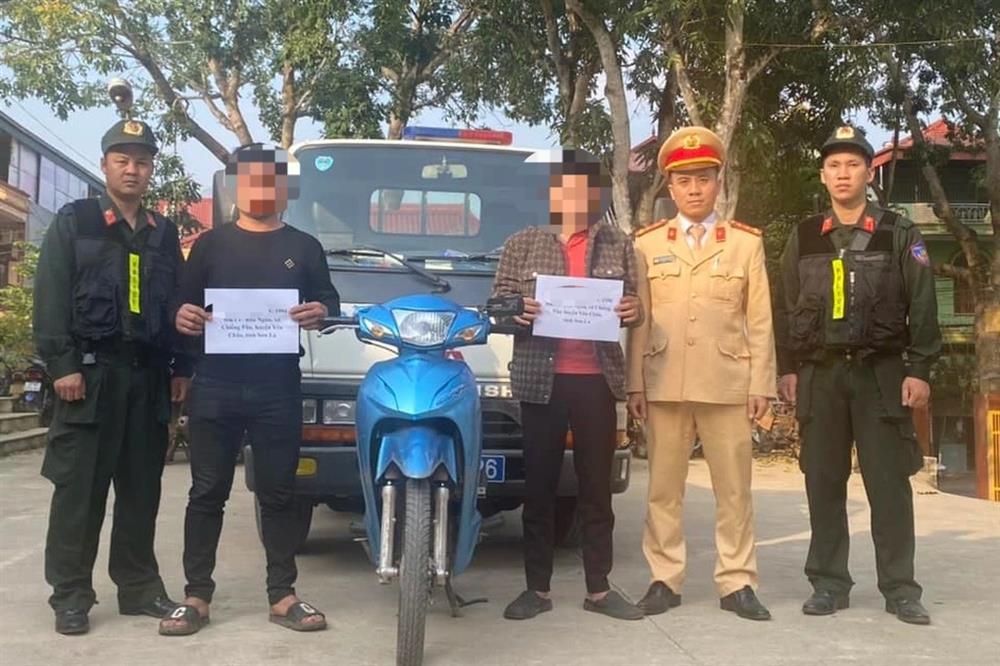 Hai thanh niên đánh võng trêu ngươi ô tô trên quốc lộ-1