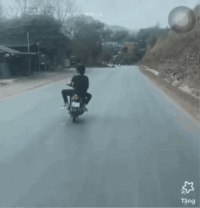 Hai thanh niên đánh võng trêu ngươi ô tô trên quốc lộ-2