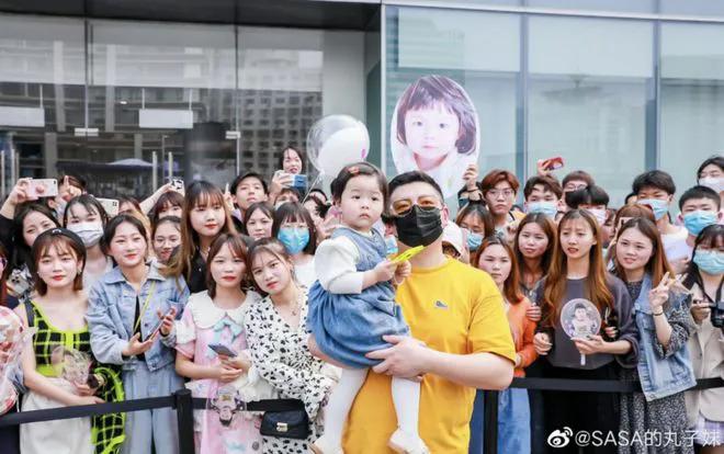 Cô bé từng gây bão mạng với loạt meme nổi tiếng đến bây giờ, hiện có cuộc sống ra sao?-3