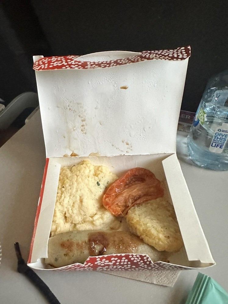 Hãng hàng không bị tố để cabin bừa bộn, phục vụ bữa ăn vô cùng kinh khủng-2