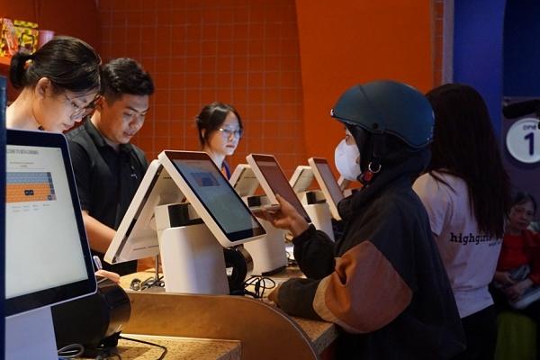 Khán giả TP.HCM thất vọng vì nửa đêm vẫn không mua được vé Đào, phở và piano-11