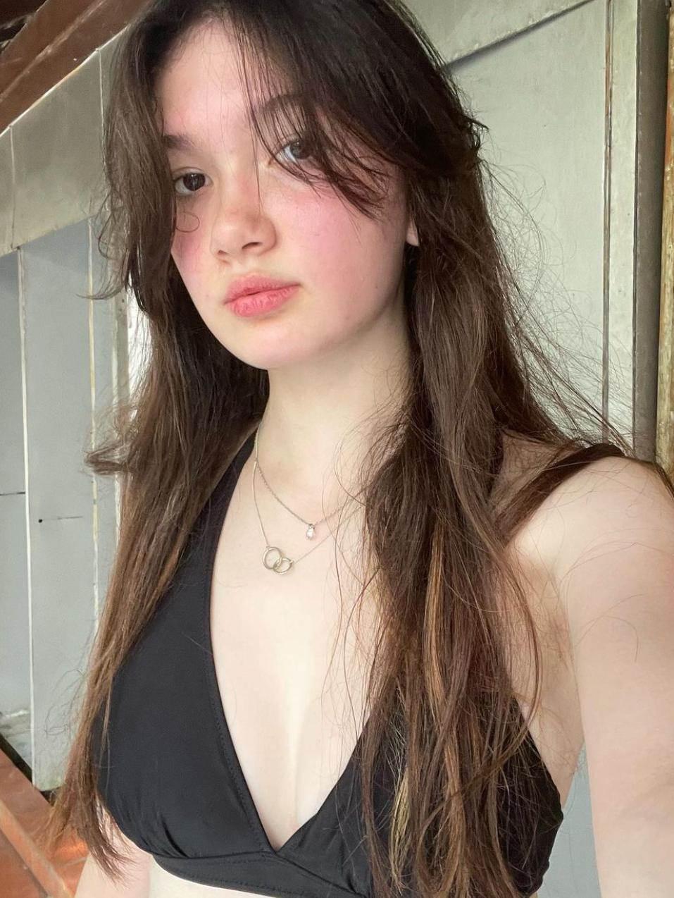 Em gái Đặng Văn Lâm mê áo ngắn lửng lơ khoe eo chuẩn, chiều cao gần 1,8m đáng mơ ước-5