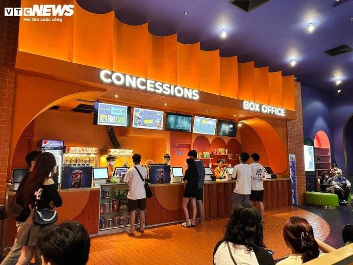 Khán giả TP.HCM thất vọng vì nửa đêm vẫn không mua được vé Đào, phở và piano-1