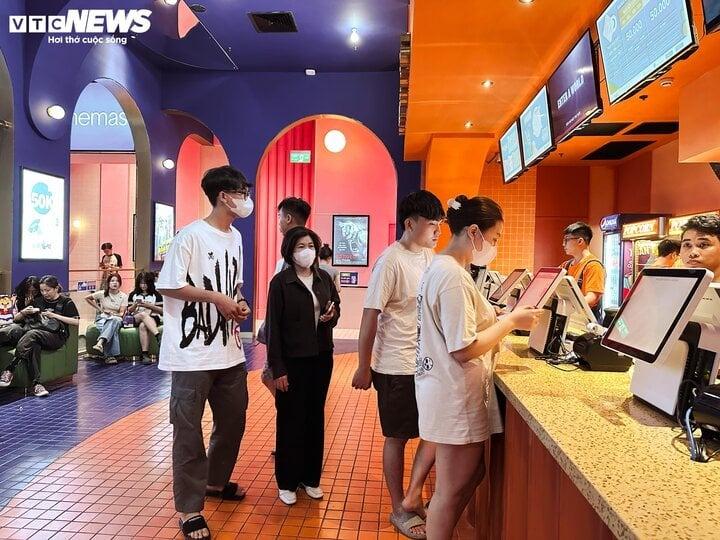 Khán giả TP.HCM thất vọng vì nửa đêm vẫn không mua được vé Đào, phở và piano-2