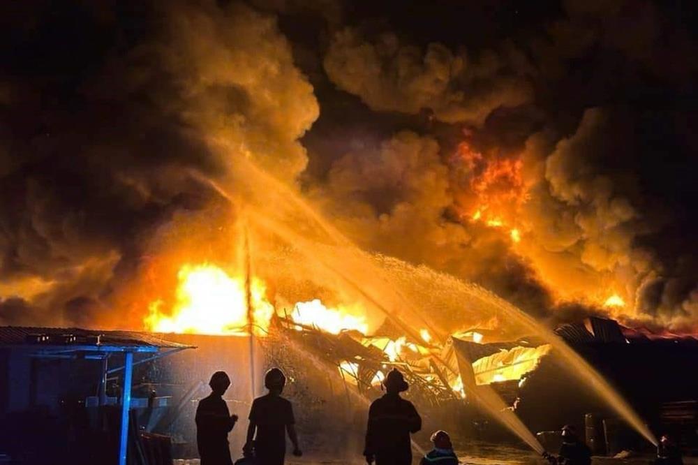 500m2 nhà xưởng ở Hải Phòng bốc cháy dữ dội-1