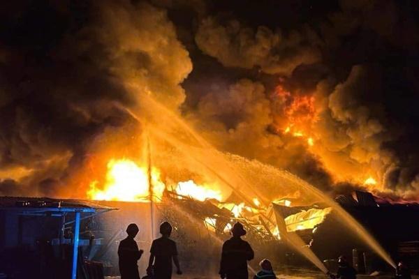 Hỏa hoạn thiêu rụi 3 nhà xưởng khoảng 2.000m2 ở TPHCM-3