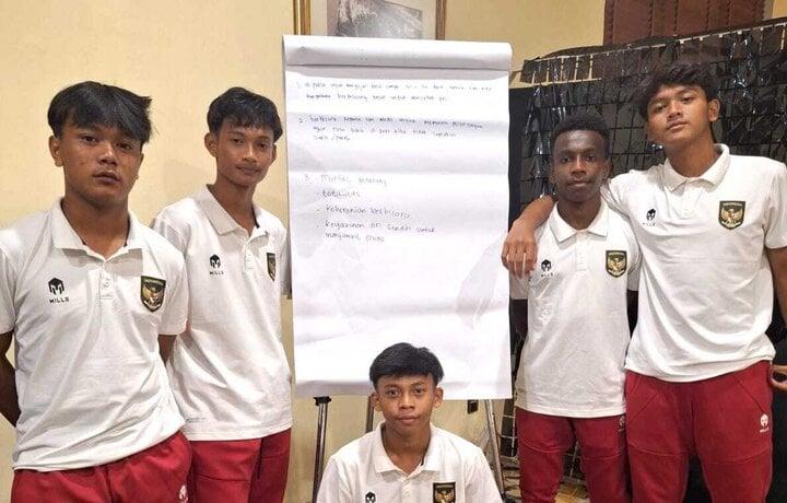 Kỉ luật của U16 Indonesia: Thu điện thoại mỗi tối, đi tập muộn là bị đuổi-1