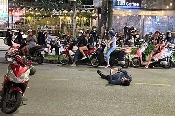 Không đo nồng độ cồn, người đàn ông nằm giữa đường xem điện thoại-1