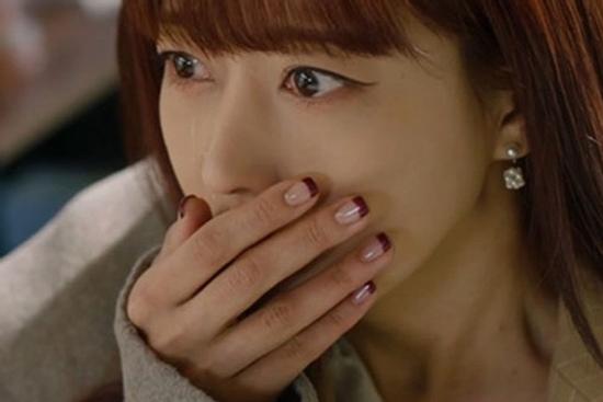 Ra cửa đón chồng đi làm về, tôi thấy anh đi qua một căn nhà khác, nhìn người mở cửa tôi suýt ngất