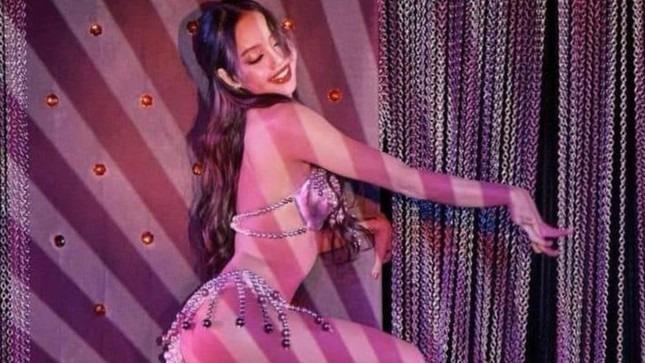 Tranh vẽ Lisa (BlackPink) được trưng bày ở quán bar thoát y-5