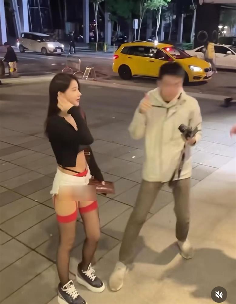 Nữ DJ Hàn Quốc khiến các fan tranh nhau xin chụp ảnh, mặc set đồ gây chú ý trên đường-3