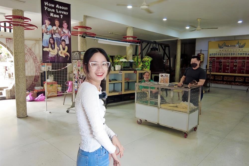 Khách Việt sởn gai ốc vào ngôi đền toàn rắn độc bò lổm ngổm trên đỉnh đầu-2