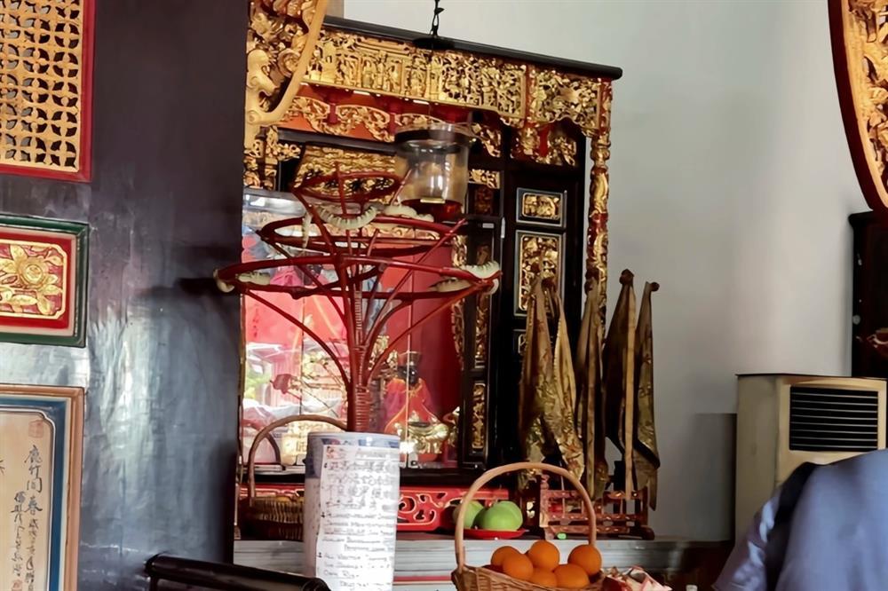 Khách Việt sởn gai ốc vào ngôi đền toàn rắn độc bò lổm ngổm trên đỉnh đầu-4