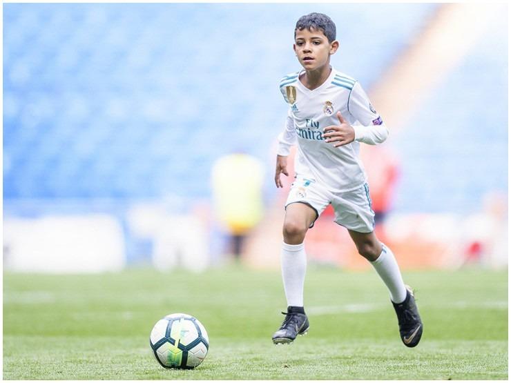 Cậu cả nhà Cristiano Ronaldo lớn phổng phao, đúng chuẩn hổ phụ sinh hổ tử-2