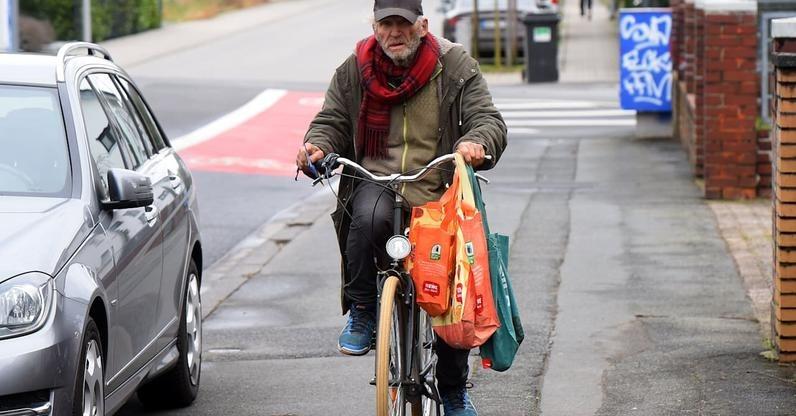 Triệu phú tằn tiện nhất thế giới, sống bằng thức ăn tìm trong thùng rác-1