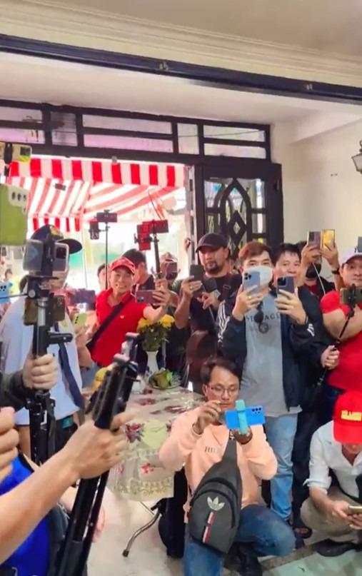 Hồng Loan tổ chức giỗ đầu nghệ sĩ Vũ Linh, gia đình Hồng Nhung cúng riêng-3