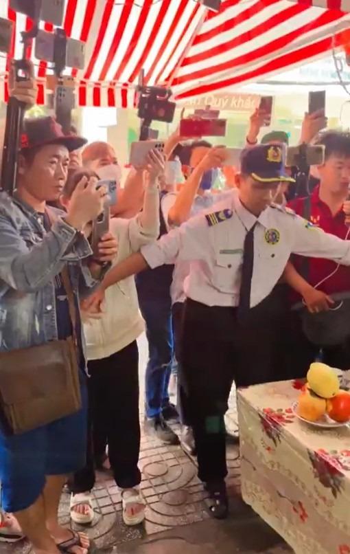 Hồng Loan tổ chức giỗ đầu nghệ sĩ Vũ Linh, gia đình Hồng Nhung cúng riêng-4