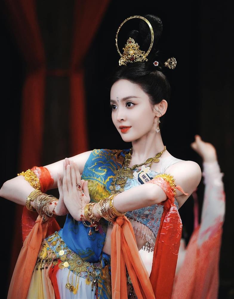 Cổ Lực Na Trát đẹp thách thức thời gian, khoe tạo hình cực chất khi tham dự Tuần lễ thời trang Milan-1