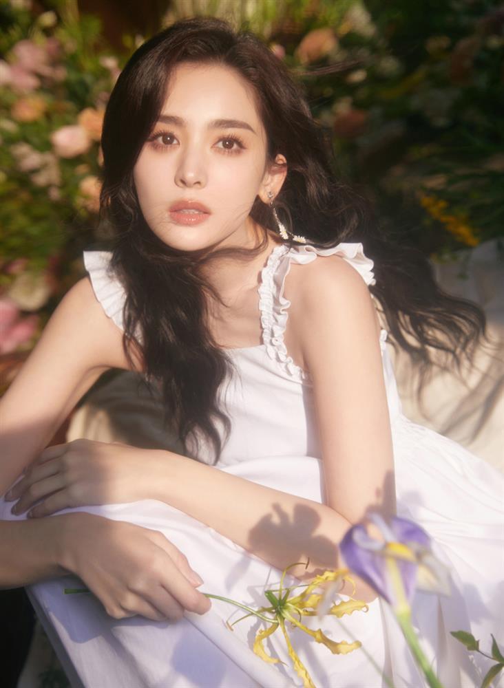 Cổ Lực Na Trát đẹp thách thức thời gian, khoe tạo hình cực chất khi tham dự Tuần lễ thời trang Milan-2