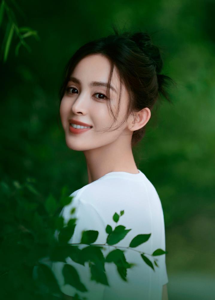 Cổ Lực Na Trát đẹp thách thức thời gian, khoe tạo hình cực chất khi tham dự Tuần lễ thời trang Milan-4