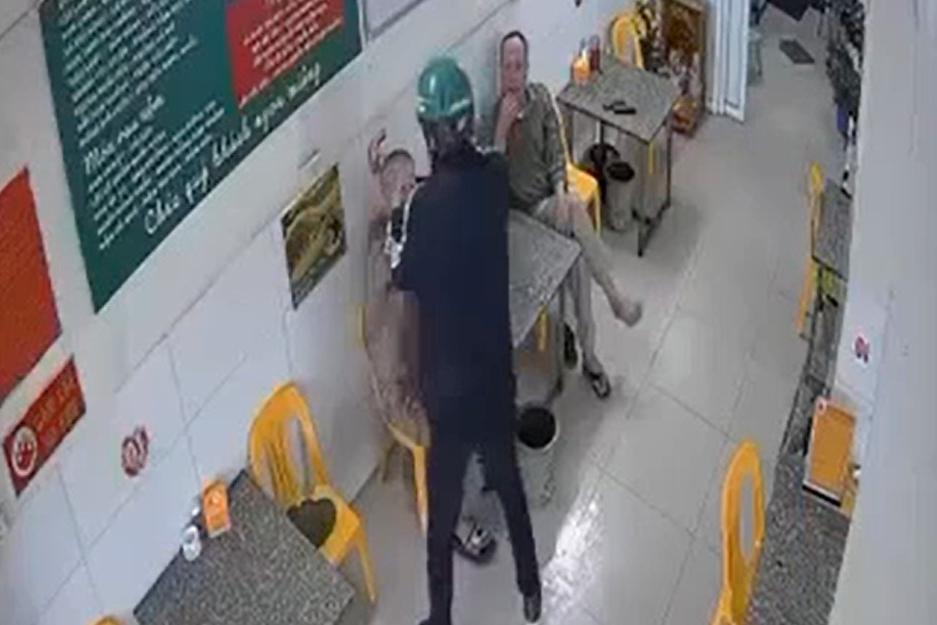 Tạm giữ người đàn ông đổ xăng lên đầu tình địch, châm lửa đốt ở Hà Nội-2