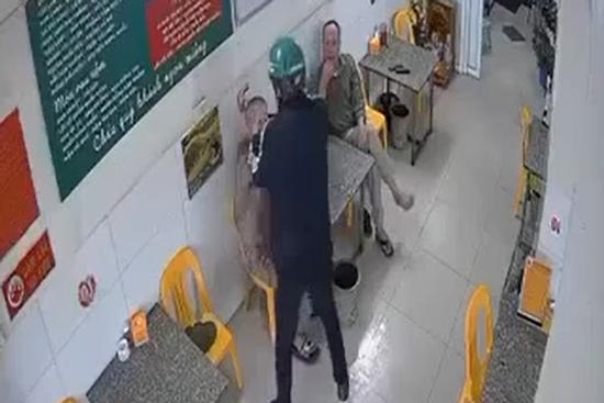 Khởi tố vụ án đổ xăng lên đầu, đốt người đàn ông tại quán bia ở Hà Nội