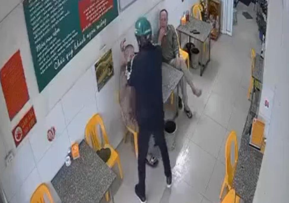Khởi tố vụ án đổ xăng lên đầu, đốt người đàn ông tại quán bia ở Hà Nội-1