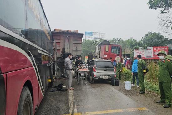 Tai nạn liên hoàn trên Quốc lộ 1A, 2 người thương vong
