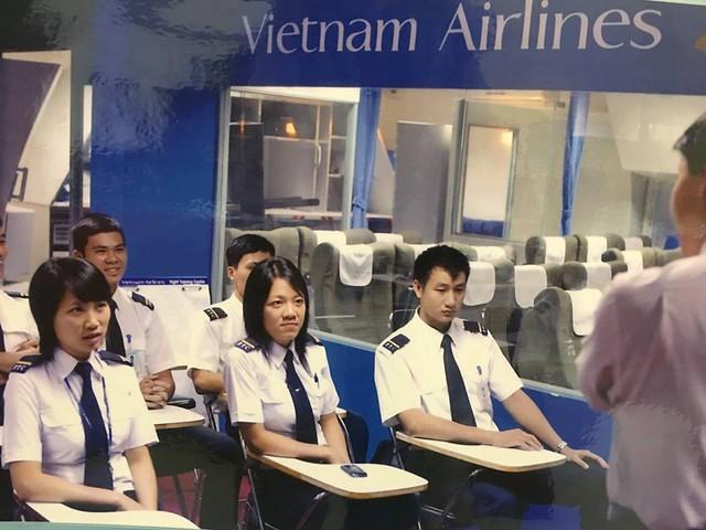 Nữ cơ trưởng đầu tiên ở Việt Nam kể cuộc sống hôn nhân: Vợ hạ cánh lập tức trông con cho chồng đi bay-1