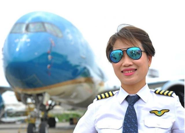 Nữ cơ trưởng đầu tiên ở Việt Nam kể cuộc sống hôn nhân: Vợ hạ cánh lập tức trông con cho chồng đi bay-2