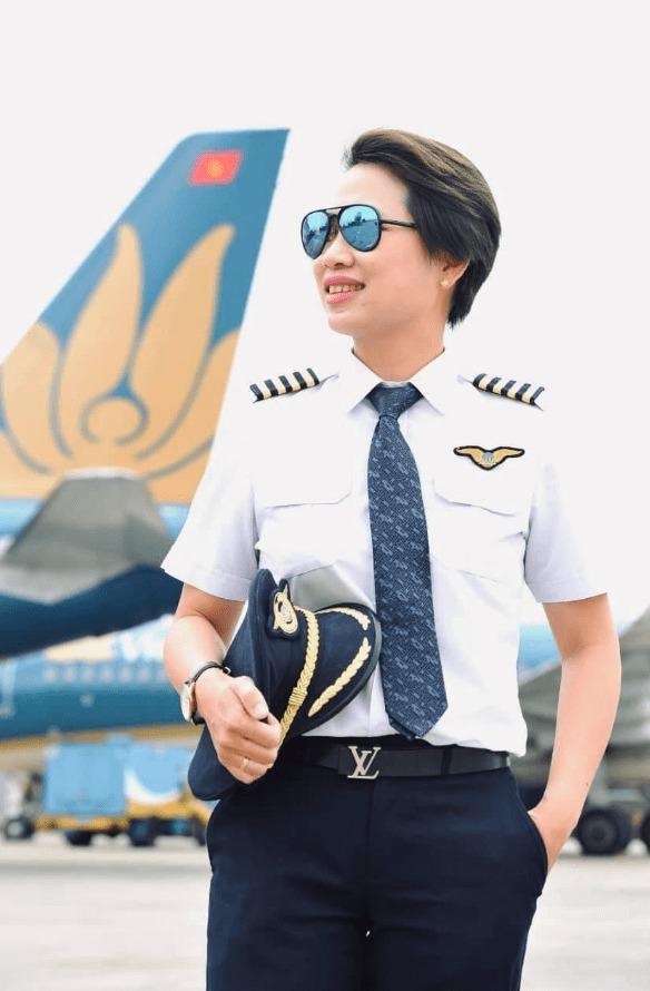 Nữ cơ trưởng đầu tiên ở Việt Nam kể cuộc sống hôn nhân: Vợ hạ cánh lập tức trông con cho chồng đi bay-3