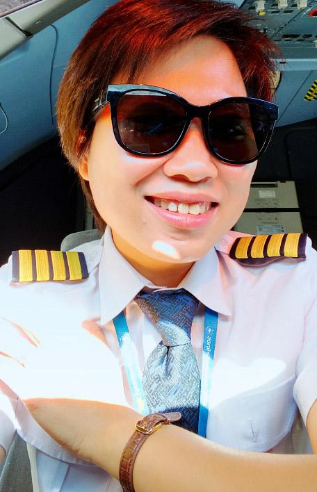 Nữ cơ trưởng đầu tiên ở Việt Nam kể cuộc sống hôn nhân: Vợ hạ cánh lập tức trông con cho chồng đi bay-6