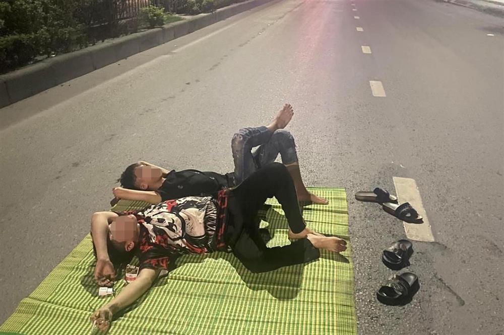 Triệu tập hai thanh niên trải chiếu nằm giữa quốc lộ-1