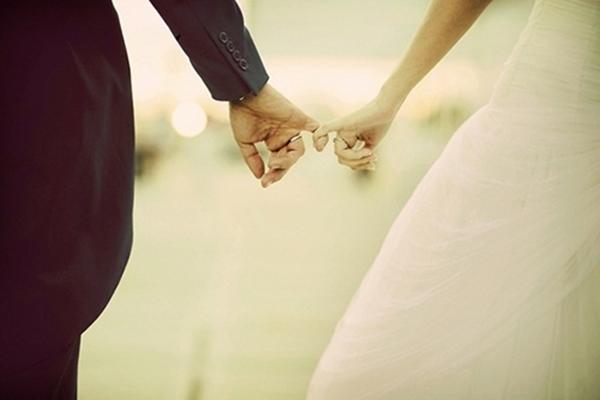 Ngày cưới, mẹ chú rể sốc nặng khi nhìn thấy ảnh thời trẻ của ông thông gia, lộ ra bí mật động trời-2