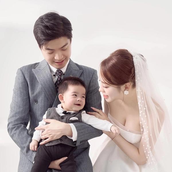 Hai anh em ruột đám cưới một ngày, chung thùng mừng cưới-3