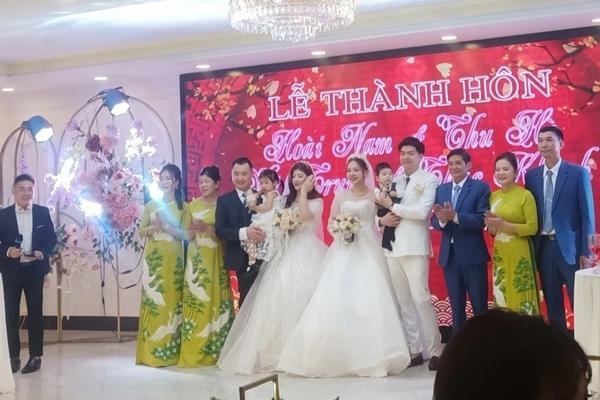 Hai anh em ruột đám cưới một ngày, chung thùng mừng cưới-4