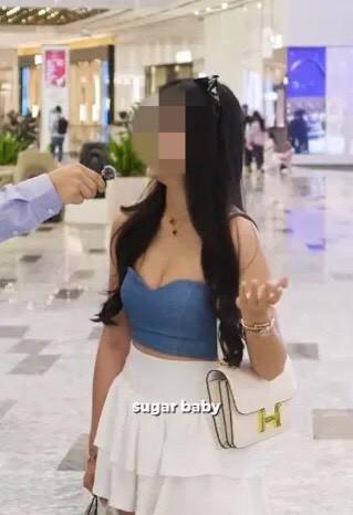 Sugar baby gây sốc diện nguyên một chiếc ô tô trên người dạo phố-1