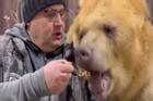 Video người đàn ông Nga bón cơm cho gấu cưng gây thích thú