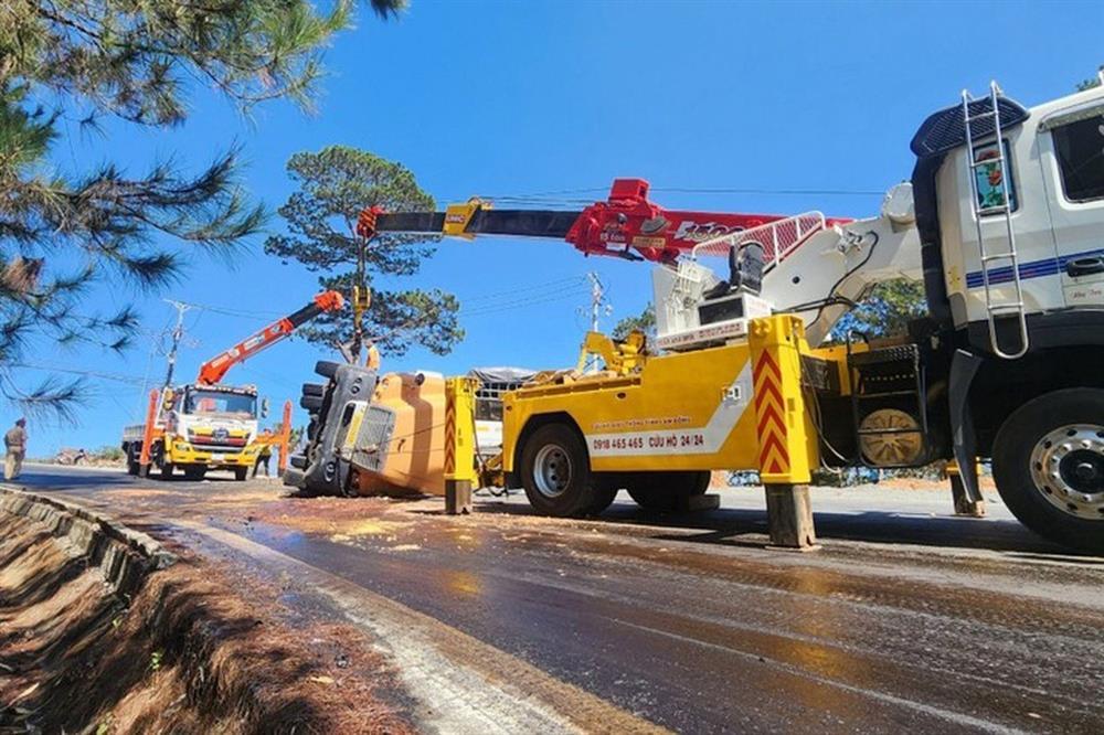 Xe đầu kéo lật chắn ngang đèo Mimosa ở cửa ngõ Đà Lạt-1