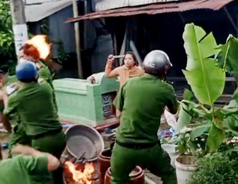 Phóng hỏa đốt cảnh sát, 5 người trong gia đình lãnh án-3